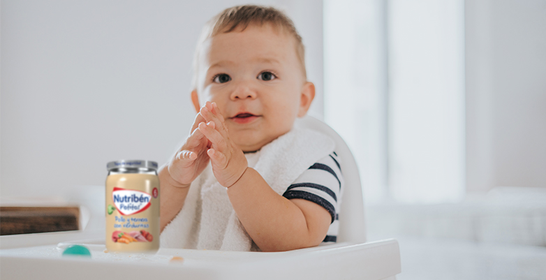 Bebé junto a bote de Nutribén